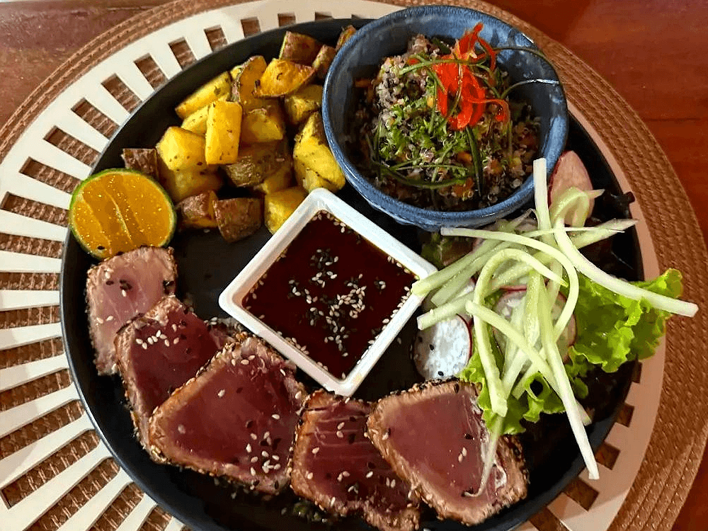 Plato de atún sellado con sésamo en Deep Blue Seafood Bar Galápagos